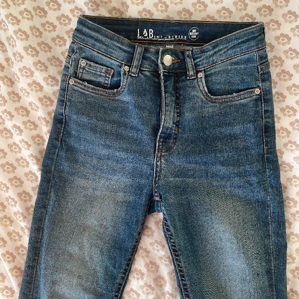 Jeans i fint skick, åtsittande men lite vidare nertill slitsen på jeansen. . Jeans & Byxor.