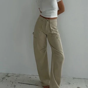 Lioness pants- aldrig använda (Nypris:2000kr)  - Snygga cargo pants från Lioness i färgen beige. Aldrig använda, lapp kvar. 