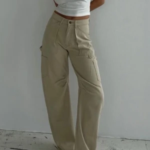 Lioness pants- aldrig använda (nypris:2000kr)  - Snygga cargo pants från Lioness i färgen beige. Aldrig använda, lapp kvar. 