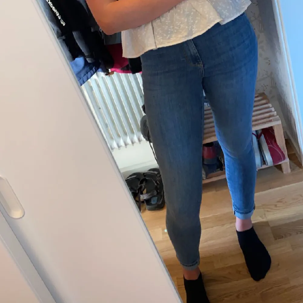 Ett par blåa skinnyjeans från Bikbok, stl S. Sparsamt använda och därför i mycket fint skick. Säljer då de inte används längre. Köpta för runt 500 säljer för 100💞. Jeans & Byxor.