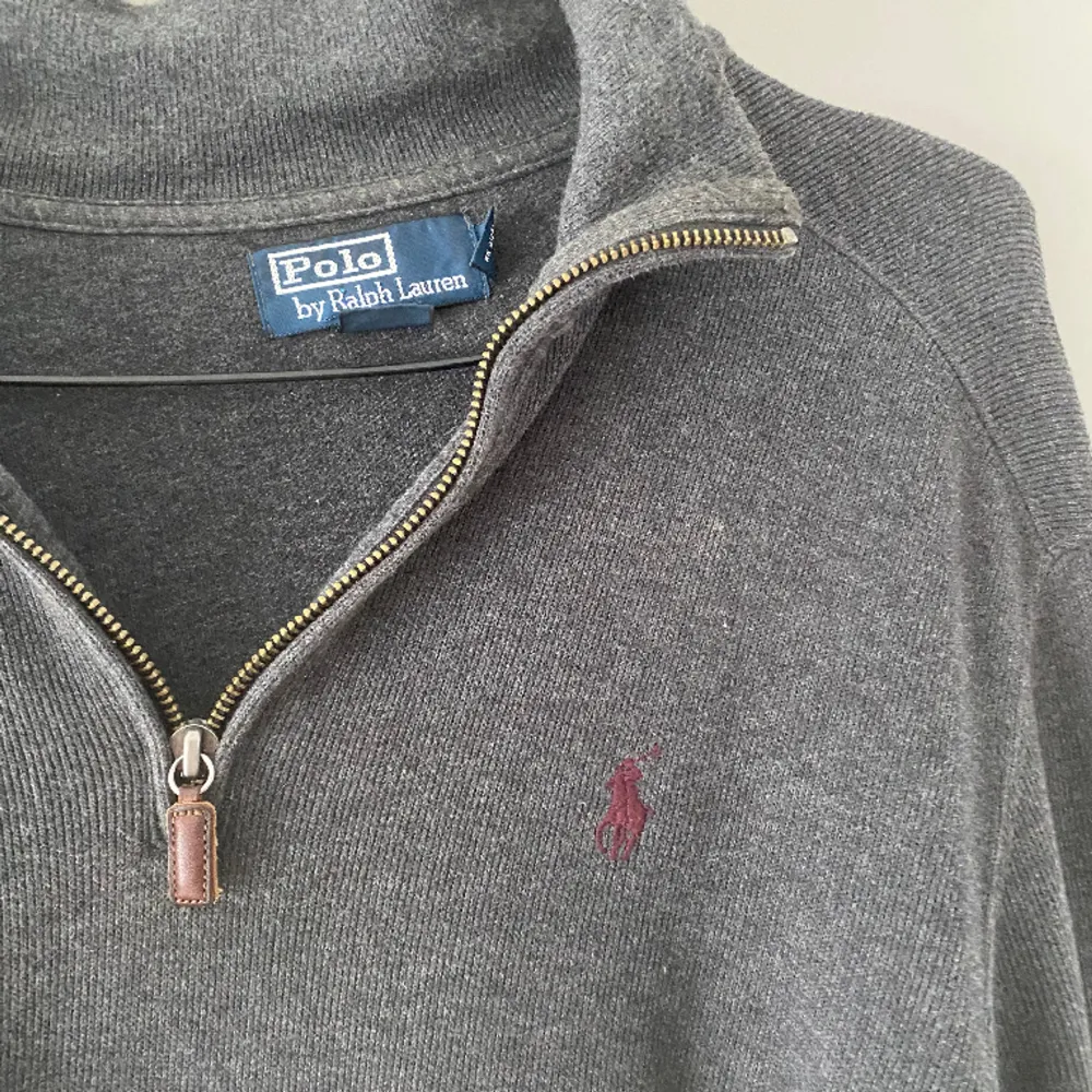 En ralph lauren half zip i mörkgrå med vinröd logga size S men passar M. Tröjor & Koftor.