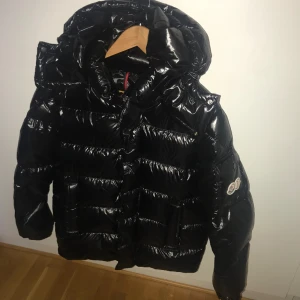 Moncler maya giubotto storlek 2 - Moncler maya 70års jubileum nyskick använd några gånger bara Storlek 2= M/L