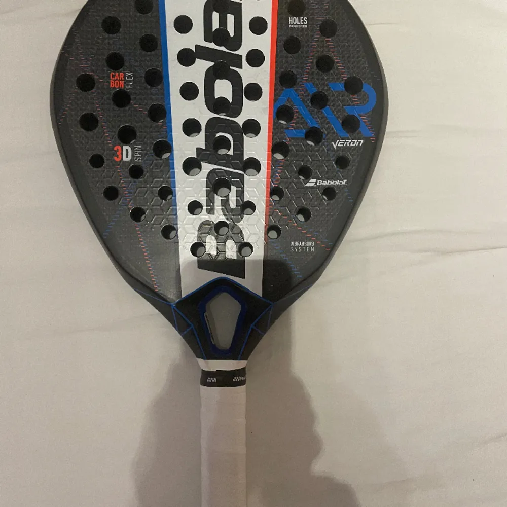 Riktigt fint padelracket från Babolat.  Babolat Veron Air 2021 som är i väldigt bra skick. Jag skulle säga att jag max har spelat med det i 10 timmar. Det finns absolut inga sprickor men lite repor på ramen. Kan även skicka mer bilder privat!. Övrigt.