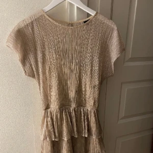 Glittrig klänning - Glittrig klänning från Gina tricot. Pris kan diskuteras. 