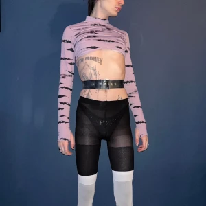 Unik alt mockneck crop långärmad tröja - väldigt unik väldigt cool scen emo scenemo mock neck crop långärmad med tumhål. Men också typ techno rave på nått sätt? idk den här toppen ser ut som råa ljudfiler👹 Skicka meddelande för mått 💕