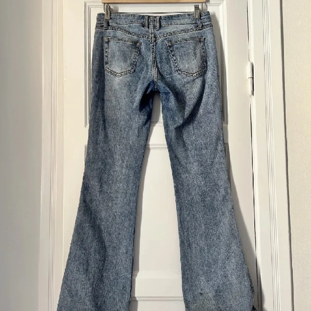 Säljer dessa superfina lågmidjade jeansen från brandy Melville. De är i onesize men passar xs/s💕💕. Jeans & Byxor.