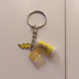 handgjord nyckelring med 3 berlocker på. Pringles, sweet godis och en gul blixt. 