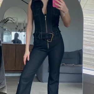 Jeans-jumpsuit - Jag säljer min sjukt coola jumpsuit i Jeans med ett bälte i midjan! Den är köpt vintage och sitter såå fint!🖤🖤✨