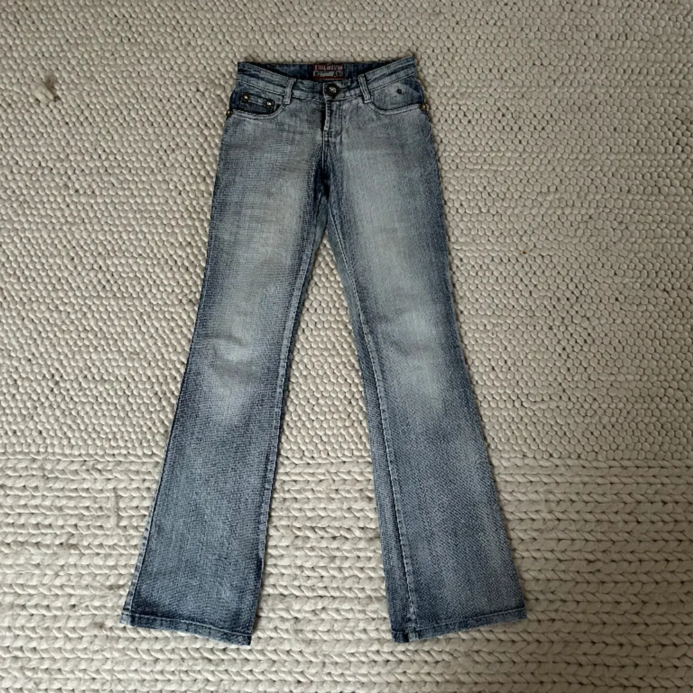 Perfekta jeans o sååå snygga men tyvärr försmå på mig💔💔 Midjemått: 75, innerbenslängd: 83 . Jeans & Byxor.