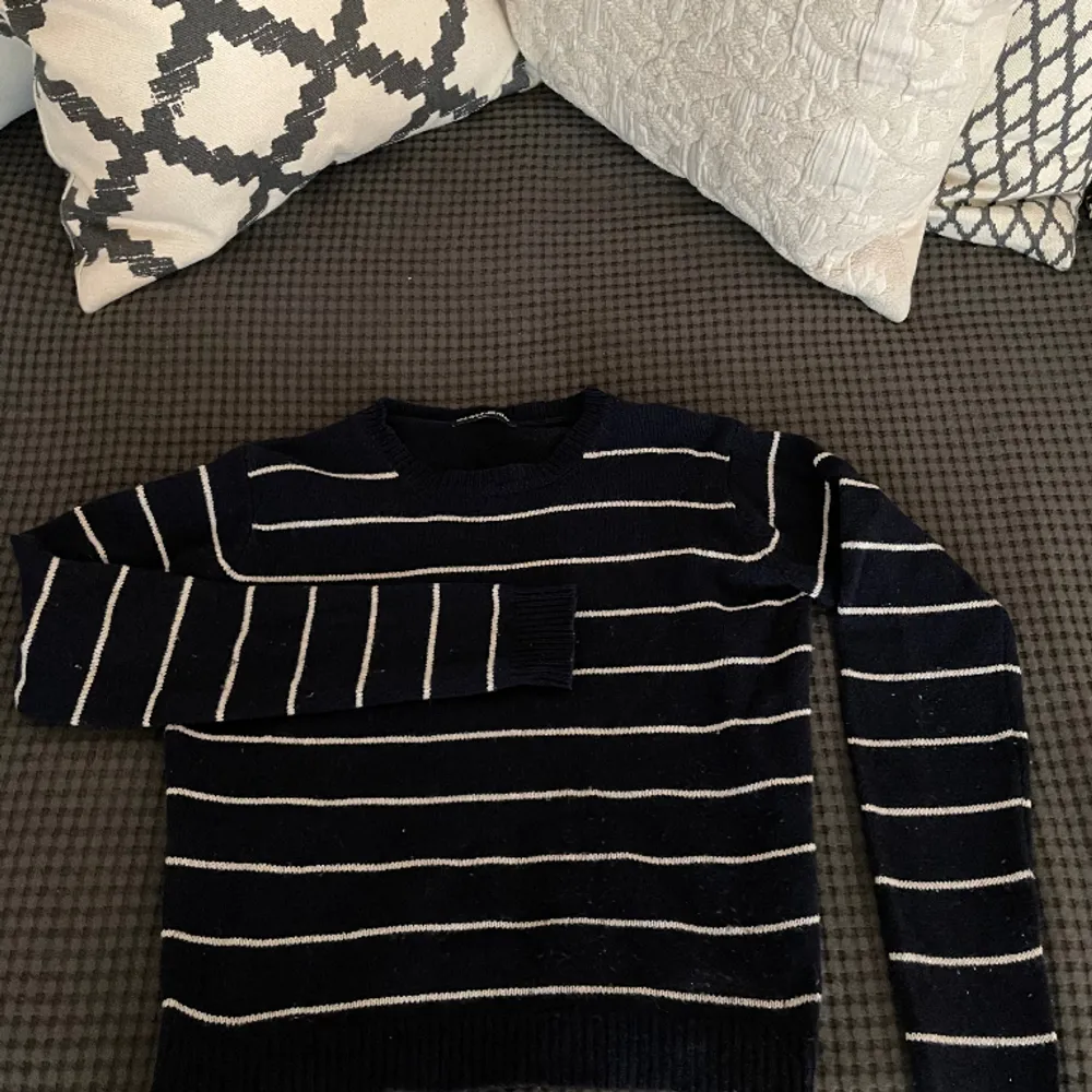 Fin mörkblå vit randig tröja från brandy Melville . Tröjor & Koftor.