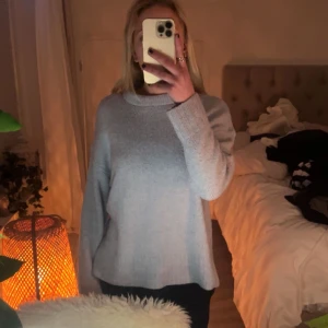 Blå stickad tröja - Stickad tröja, lite sliten 