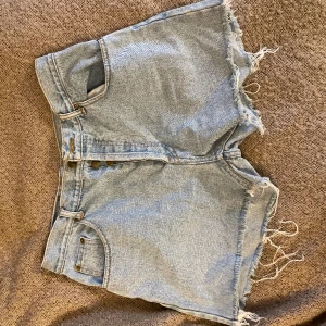 Jeansshorts - Säljer dessa jeansshorts, storlek 30 & lite längre i benen 💖 säljs pga kommer inte till användning! Pris kan absolut diskuteras & köparen står för frakten 🫶🏼