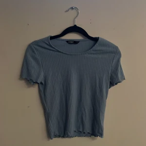 Tajt blå t-shirt från only i XS - Bra skick, använd ett fåtal gånger. Storlek XS men funkar som S