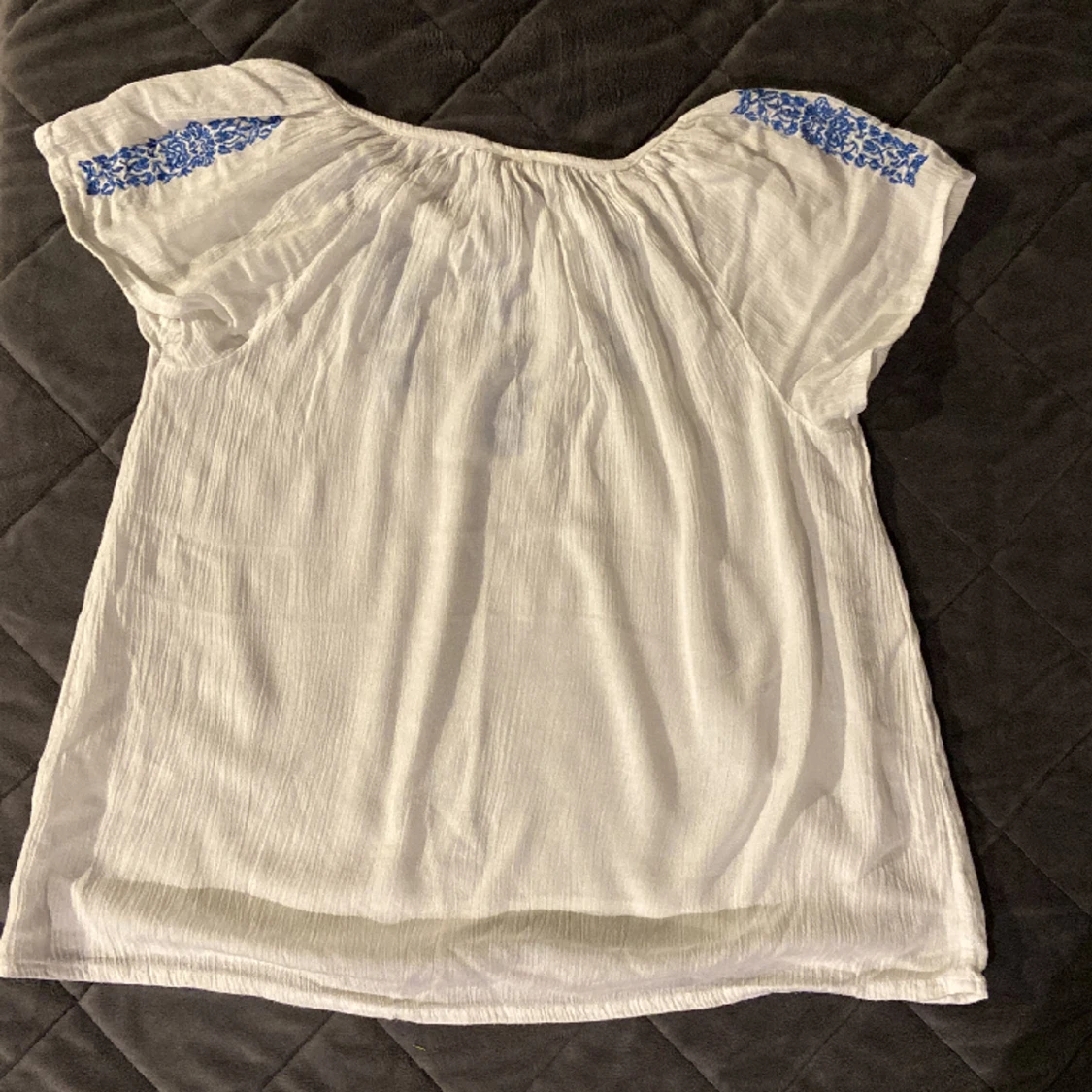 Vit blus med detaljer🤍 - 90