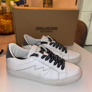 Zadig skor - Säljer mina superfina zadig skor! Dom är knappt använda då dom tyvärr är för stora för mig, de är använda max 5 gånger ungefär. Skulle säga att dom är något stora i stl. Kartong och påse följer med! Nypris 2500😊 pris kan diskuteras! Frakt tillkommer