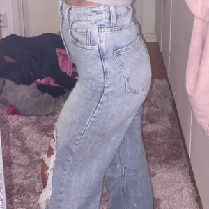 Håliga jeans från boohoo  - Säljer mina håliga jeans från Boohoo i storlek XS men passar S också. Jätte fina😍