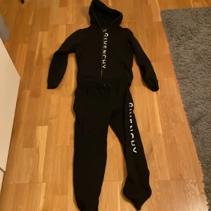 Givenchy paris tracksuit - Mycket bekväm tracksuit som är köpt på nordiska kompaniet/nk. Den är i bra skick och vid fler frågor kan ni skriva till mig.