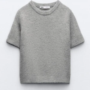 Stickad T-shirt  - Säljer denna snygga stickade t-shirt, helt oanvänd med lapp kvar!! Fick den i present men var fel storlek. 