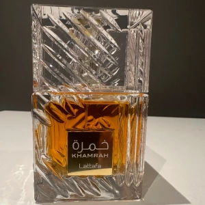 Khamrah - Lattafa - Endast använt en gång. 99/100 ml Köptes för ca 600kr  Unisex parfym, passar både män och kvinnor.   Håller för mig i över ett dygn på kläder!  Noterna har ni på sista bilden.