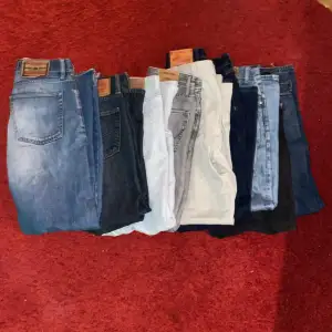 Alla jeans som jag säljer på mina sida, inbakat i ett och samma pris (kolla detaljer på byxorna enskilt på min sida) ex på byxor är Levis, diesel weekday och jaded London! PRIS GÅR DEFENTIVT ATT DISKUTERAS!