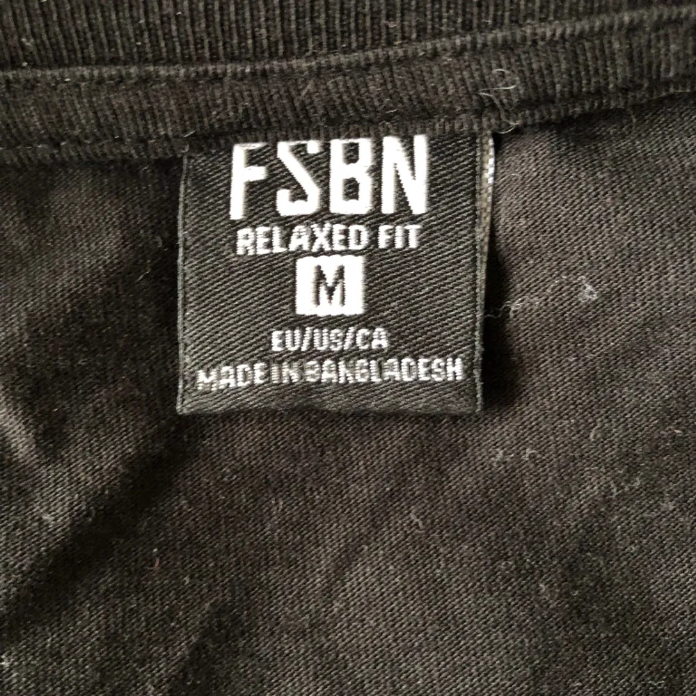 Snygg tröja från New Yorker i bra skick!  Har inte använt många gånger alls men säljer för att det inte är min stil🌟 . Tröjor & Koftor.