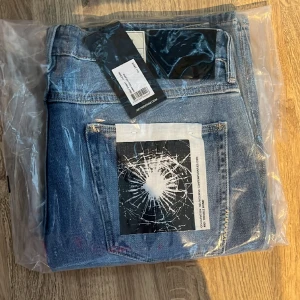 Neuw jeans - Modellen iggy skinny helt nya fortfarande inplastade i en ljusblå färg!