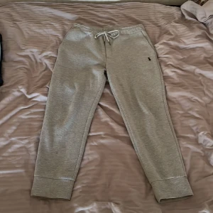 Polo Ralph Lauren  - Tjena säljer mina Ralph Lauren byxor för har tröttnat på dom, dom är i mycket fint skick, hör av dig om du har några funderingar// William 
