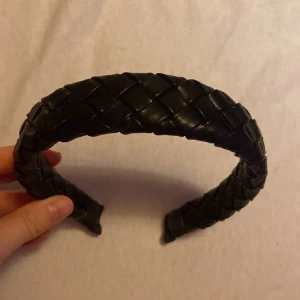 Svart flätat diadem  - Coolt svart flätat diadem som passar till alla årstider och färger och sitter bekvämt💕🖤 Köpare står för frakt  Köper du flera saker kan pris diskuteras 