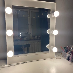 Sminkspegel - Säljer min sminkspegel pågrund av flytt, i väldigt bra skick, kan justeras mellan 3 olika ljus och är i perfekt storlek för att fixa både hår och smink!!💕💕 Ser helst att köparen hämtar men kan även frakta! priset kan sänkas eventuellt vid snabb affär