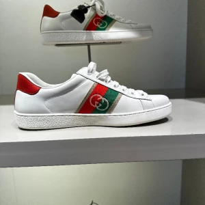 Gucci Skor  - Gucci ACE skor. Skorna köptes i en Gucci butik i Italien. Storlek 40,5 (kan passa folk med 41) Allting og ( Box, Dustbags, kvitto osv…) Cond: 9,5/10. Endast använda en gång!! 