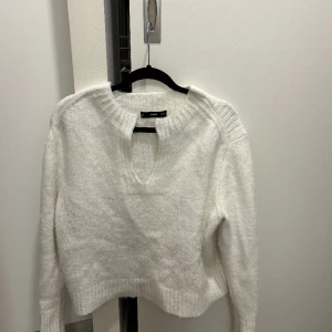 Mango stickad  - Stickad vit tröja från mango Använd två gånger