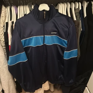 Retro kofta - Superfin zip-up kofta, köpt på humana nyligen. Inget som kommit till användning tyvärr så knappast använd 🎀 bra skick!