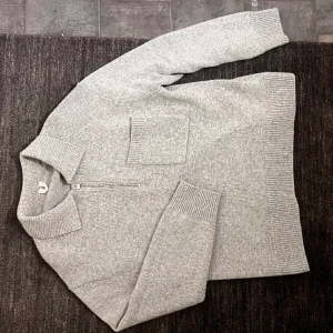 Arket Halfzip tröja ull - Säljes Arket halfzip i ull, storlek M. Nyskick, aldrig använd. Nypris: 990kr, slutsåld nästan överallt Skickas eller mötes 😊