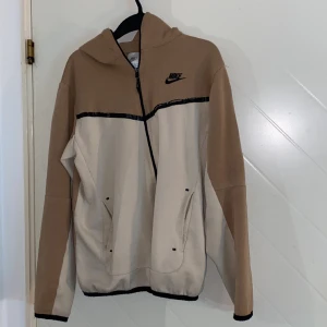 Nike tech - Säljer min gamla nike tröja nu. Den har små skador men inget som syns väldigt mycket, därför säljer den nu. Vid snabb affär går det och sänka priset, skriv om du är intresserad!