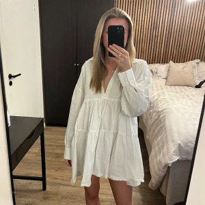 Vit klänning  - Vit skjortklänning från hm i storlek xs💕