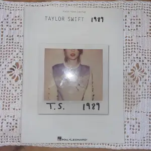 Taylor Swift ”1989” piano/girarr/vocal bok 🩵 *Aldrig Använd*. Noter av alla låtar från 1989 av Taylor Swift. 🏙️*SKRIV I CHATT INNAN KÖPA*
