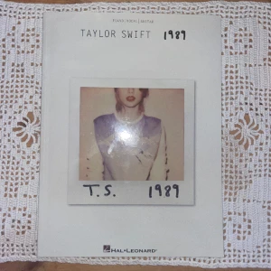 Taylor Swift 1989 piano/gitarr/vocal bok 🩵✨ - Taylor Swift ”1989” piano/girarr/vocal bok 🩵 *Aldrig Använd*. Noter av alla låtar från 1989 av Taylor Swift. 🏙️*SKRIV I CHATT INNAN KÖPA*