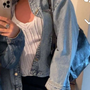 Jeansjacka zara  - Super fin å helt slut jeansjacka från zara! Knappt använd 