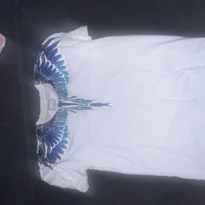 Marcelo Burlon T shirt - En sjukt snygg Marcelo burlon T shirt som jag fick i present i julas men endast använt 1 gång. Qr finns. 
