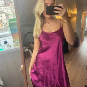 Vintage slipdress - Såååååå fin lila slipdress/silkesdress, sitter som en s/m😍😍