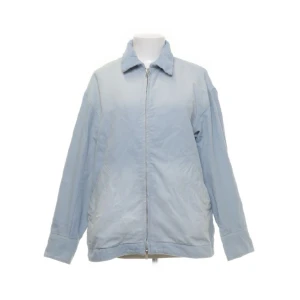 Weekday jacka - Jättefin ljusblå jacka från weekday. Superfint skick och knappt använd. Manschetter krage. Lite oversized i modellen