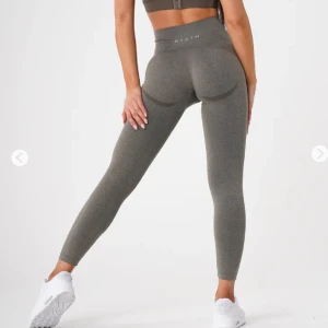 NVGTN - Säljer dessa NVGTN tights. De är använda väl men i bra skick, därav det billiga priset. Svårt att få en rättvis bild på färgen men de är lite gröna/khaki! 