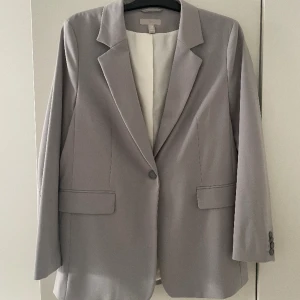 Grå kavaj & beige kavaj - Snygg o stilren kavajer som endast är använd 1 gång!  🤝🏼💓