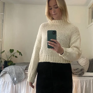 Vit stickad tröja - Säljer denna super fina tröjan då den är lite liten på mig. Den är använd vid ungefär 2-3 tillfällen så i super fint skick