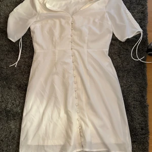 vit klänning - bra meterial och inte använt mycket