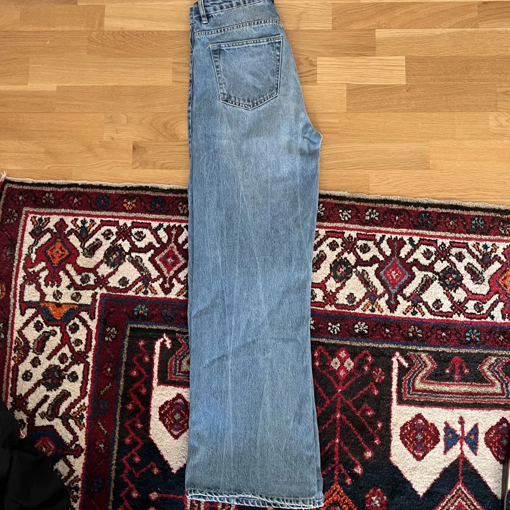 Ett par riktigt baggy jeans, vida raka ben och inga slitningar eller hål. Från lager 157 men köpta second hand. . Jeans & Byxor.