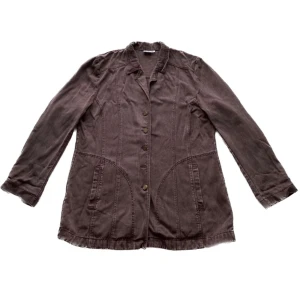 Brun jacka - Brun längre jacka med fina detaljer! Perfekt till våren. Storlek 42/M. Hör av dig om du är intresserad, vill få mått eller har andra frågor<3