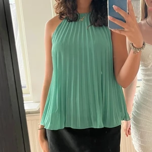 Grön topp  - En jättesöt grön topp från hm som går att använda både på sommaren men även höst/vår. Säljer då jag inte får någon användning för den💞