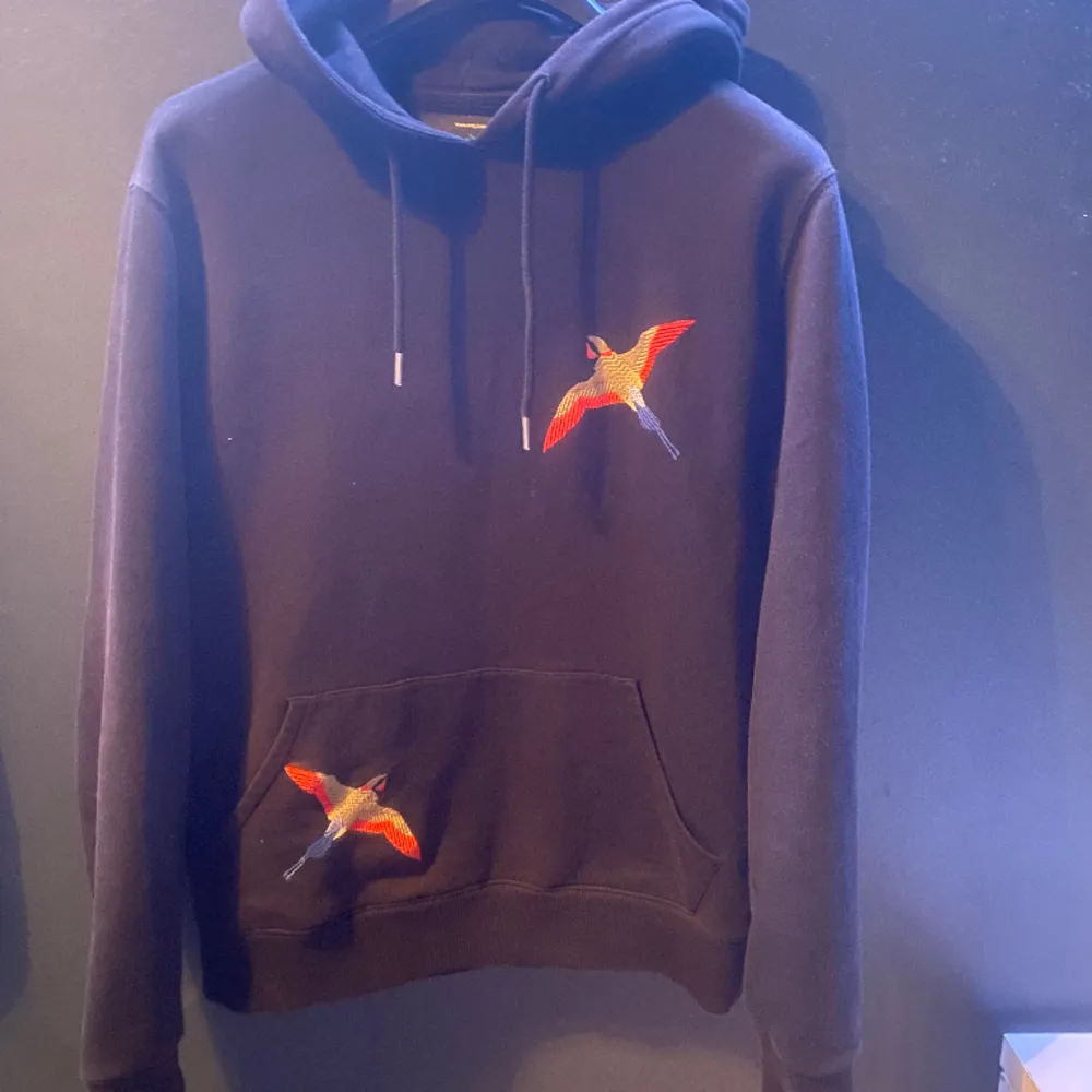 Jag säljer min snygga arigato hoodie då den är för liten. Plagget är i mycket bra skick.  Nypris:1799kr pris kan diskuteras . Hoodies.