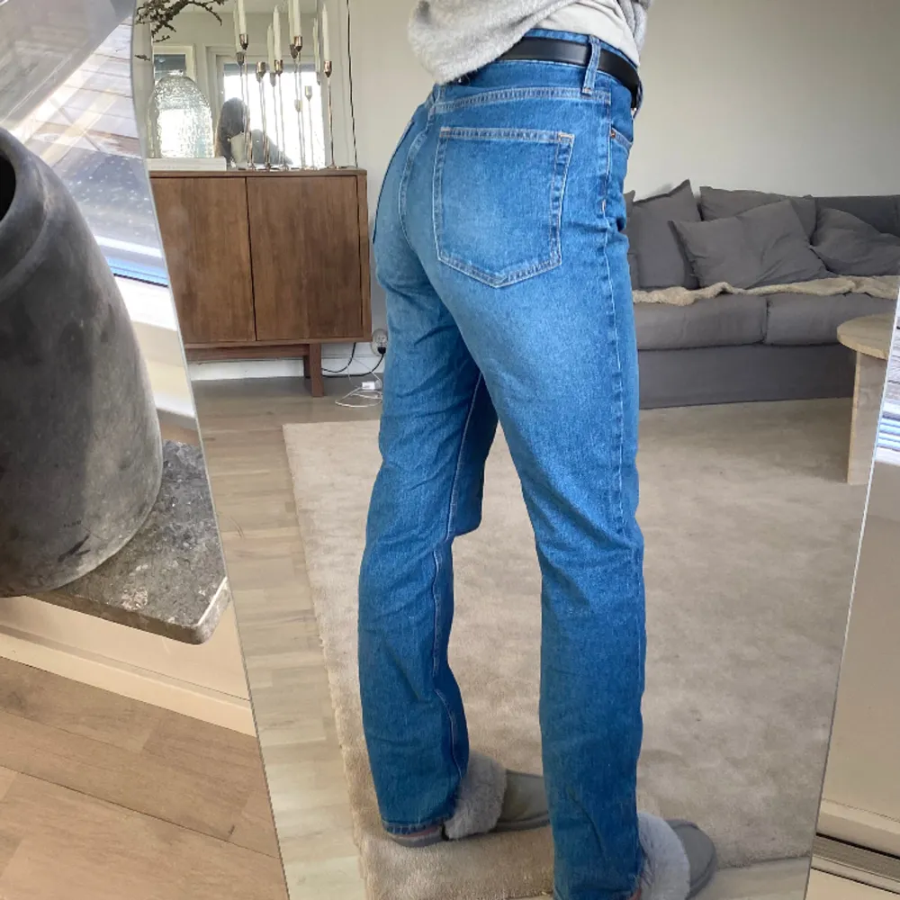 Jag säljer mina raka högmidjade jeans från H&M! Använda 1 gång och i nyskick! Såå snygga till stickat eller under stövlar✨✨. Jeans & Byxor.